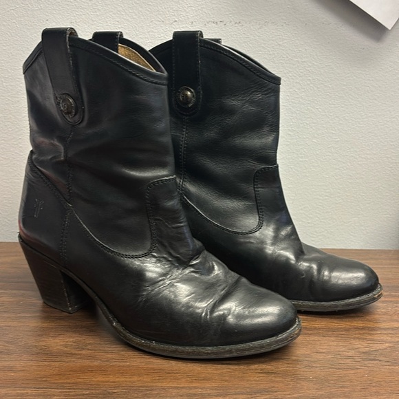 Frye Women's Jackie Button Short Boot. Used condition. Size 7. - Picture 2 of 16